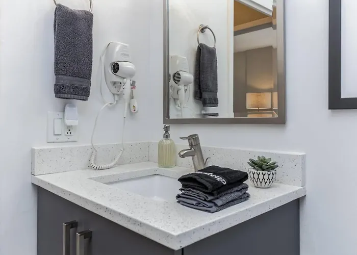 Dtown Penthouse 2bd Parking Gym, Pvt Patio #13 *